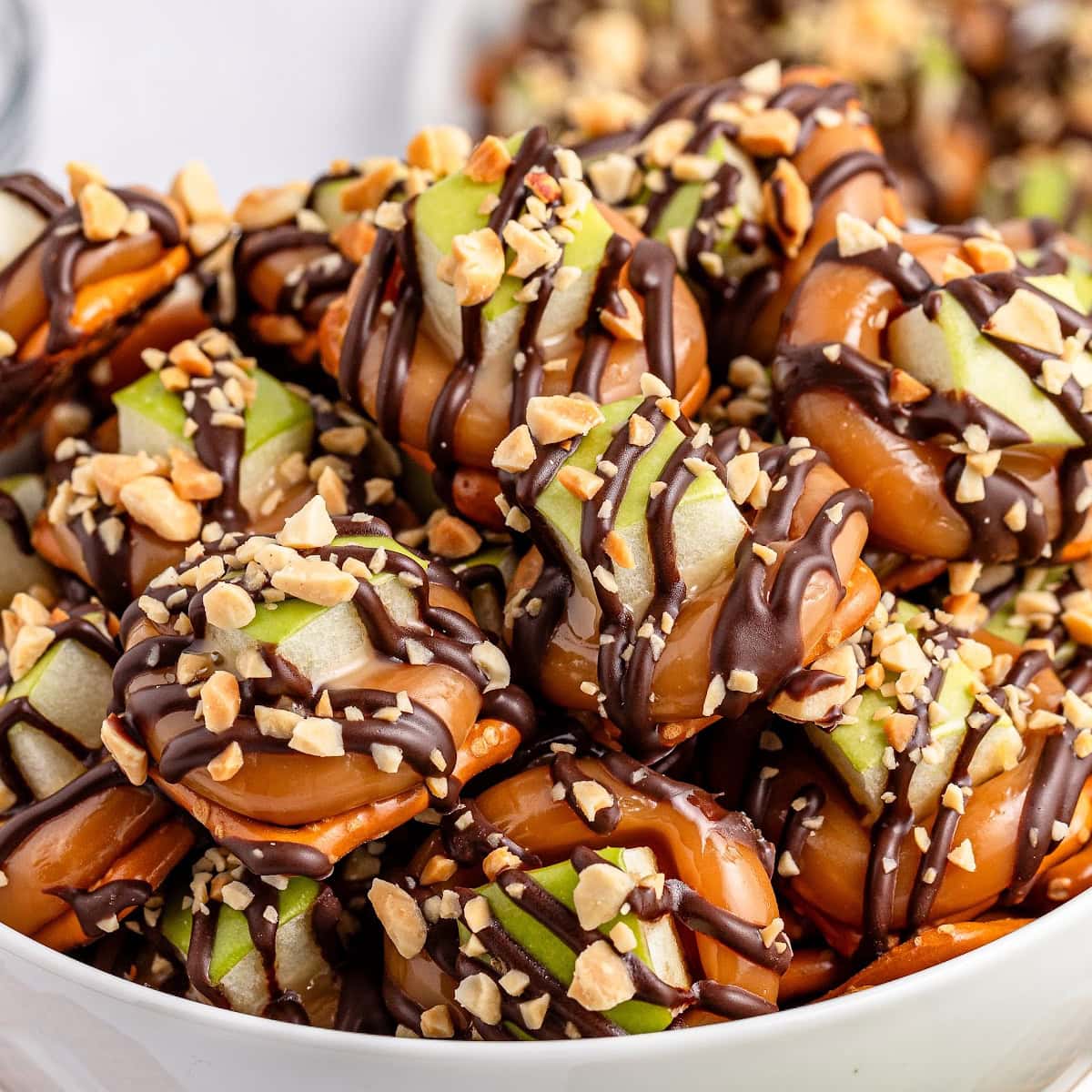 caramel apple pretzel bites featured image