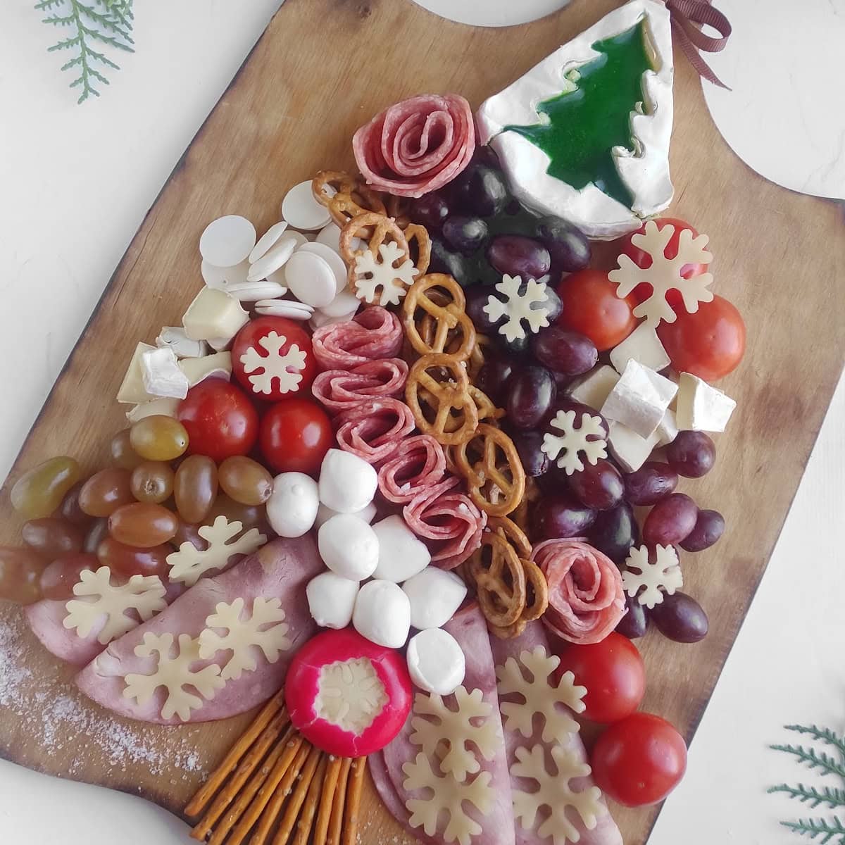 christmas tree charcuterie board featured image