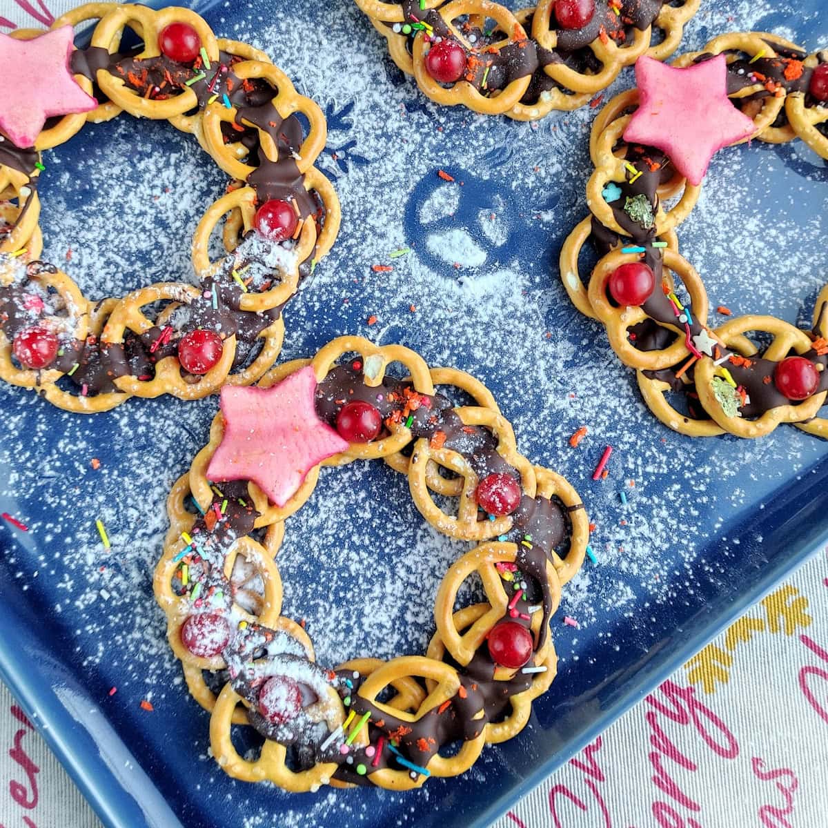 christmas wreath pretzels featured image