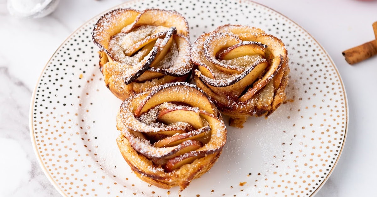 Sweet Baked Apple Roses with Cinnamon - Bite-Sized Bash