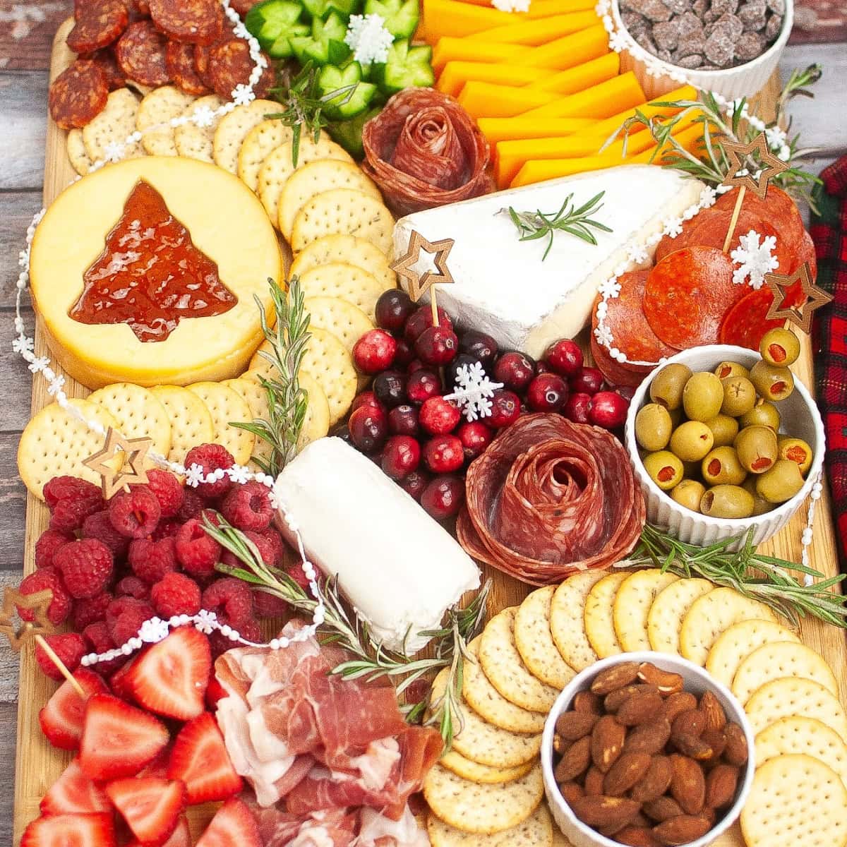 christmas charcuterie board featured image