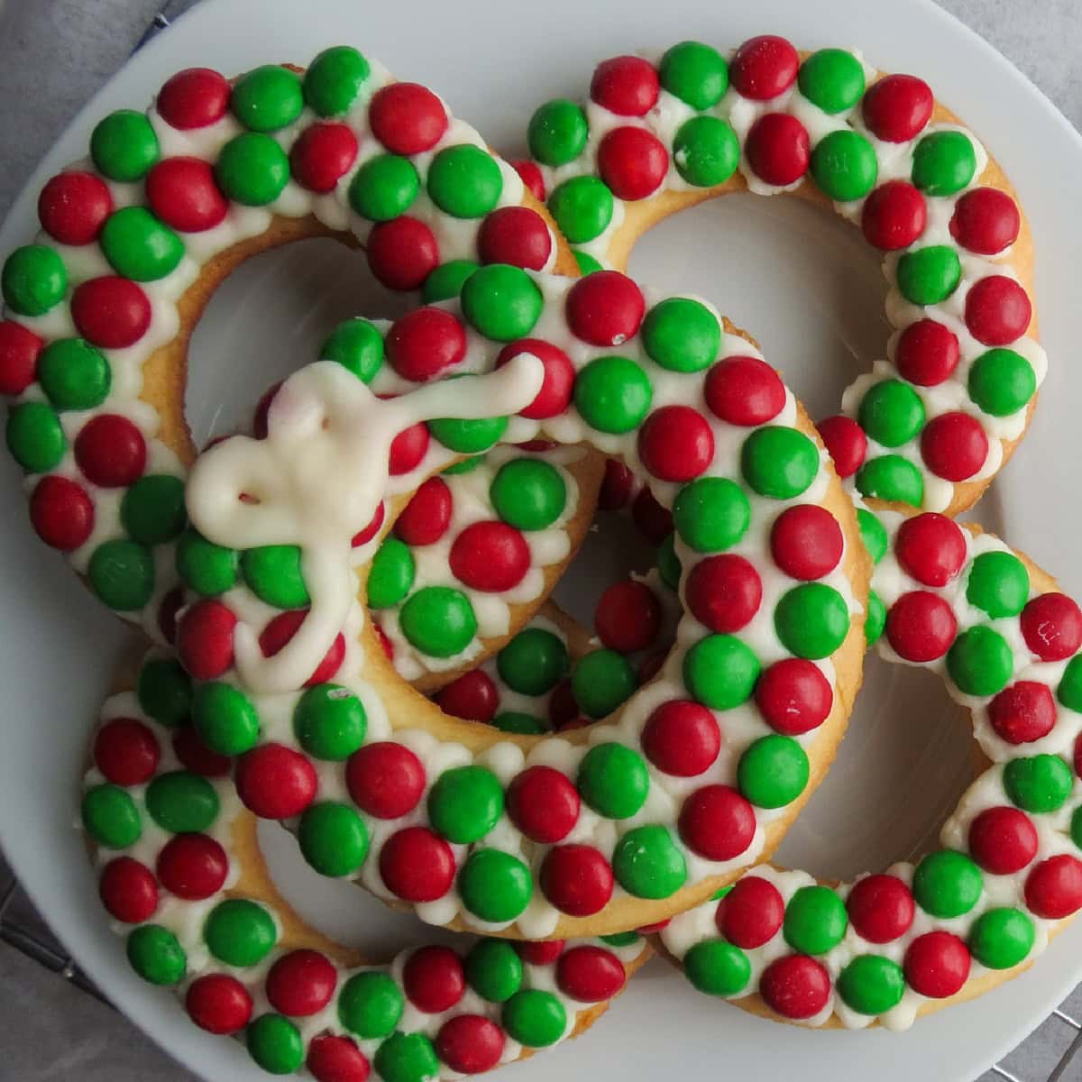 christmas wreath sugar cookies featured image