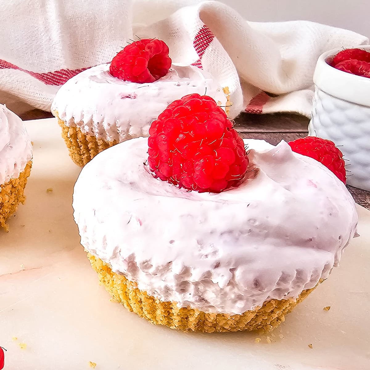 mini no bake raspberry cheesecakes featured image