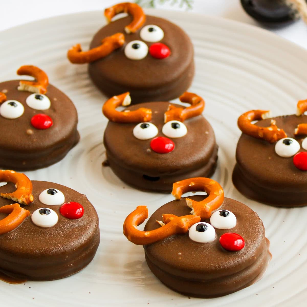 reindeer chocolate covered oreos featured image
