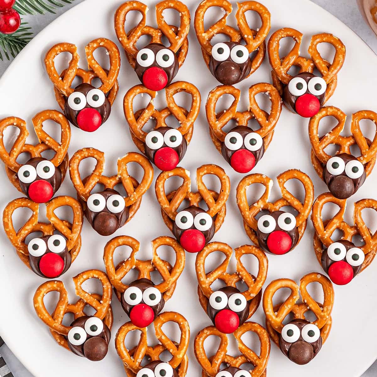 reindeer rolo pretzels featured image