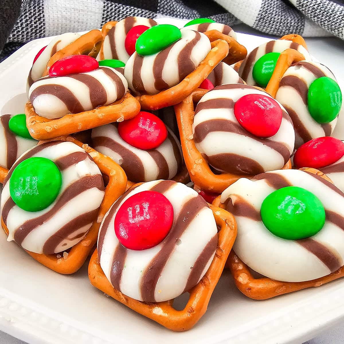 Christmas M&Ms Pretzel Hugs