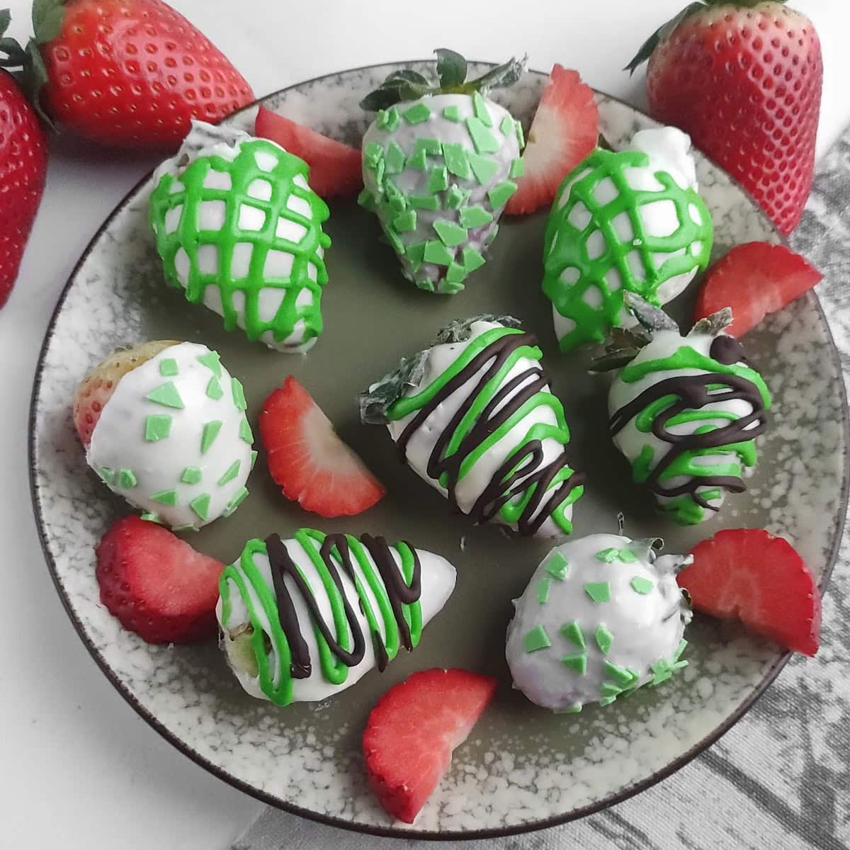 st.patrick day chocolate covered strawberries featured image