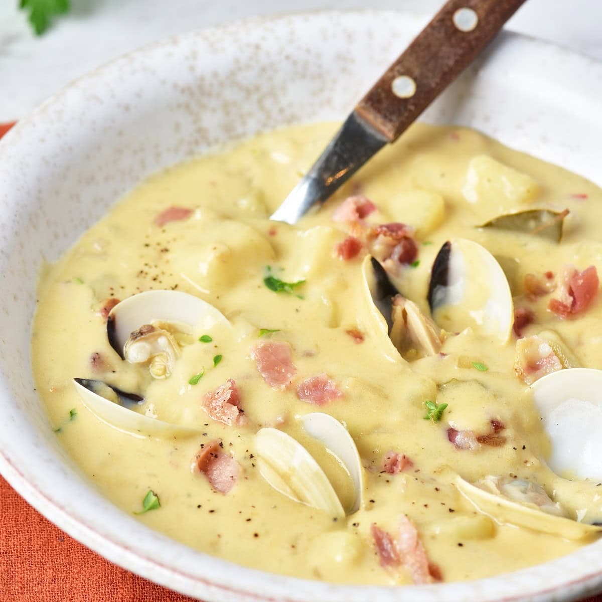 One-Pot Creamy Clam Chowder with Bacon and Potatoes