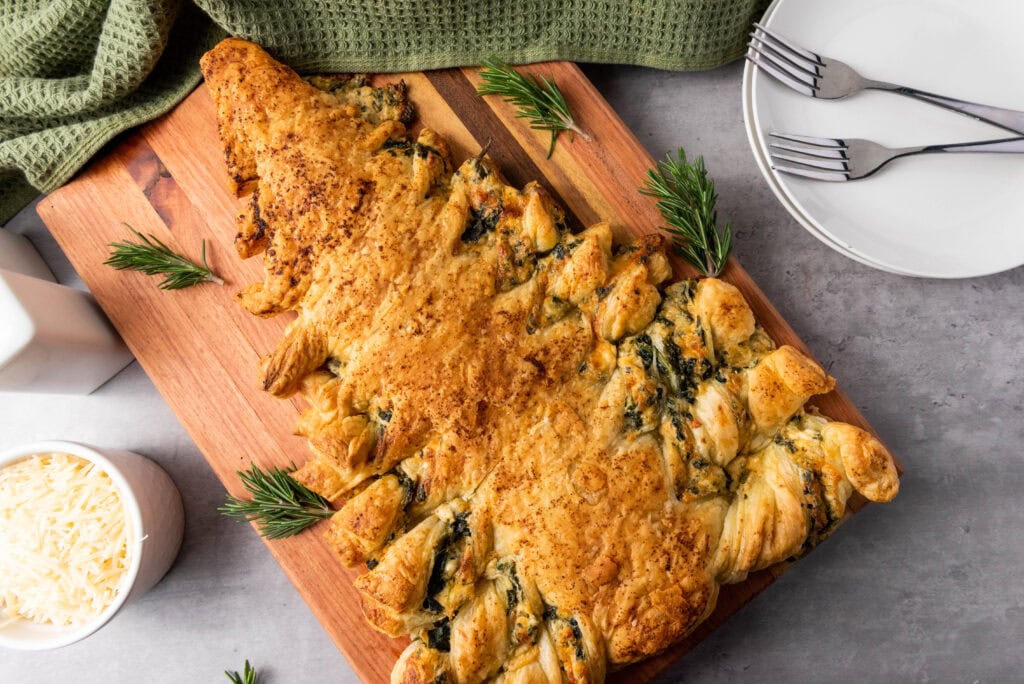 photo of the finished Christmas Tree Spinach Dip Puff Pastry