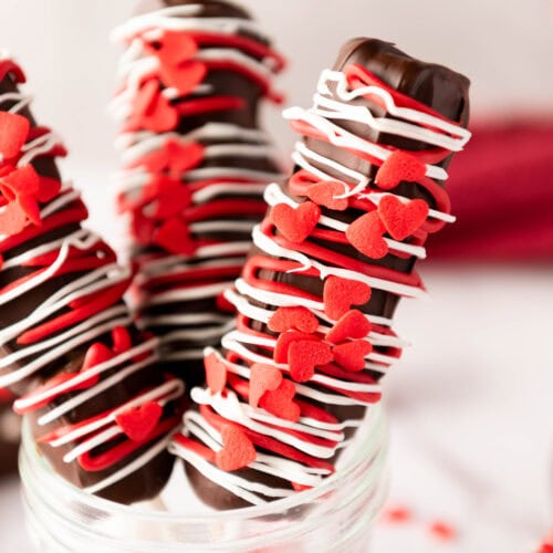 photo of the finished valentines day marshmallow pop