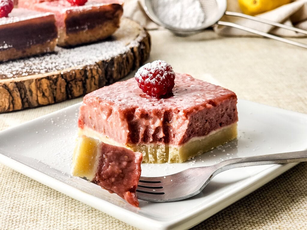 photo of the finish raspberry lemon bars