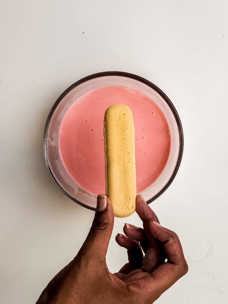 strawberry tiramisu process photo