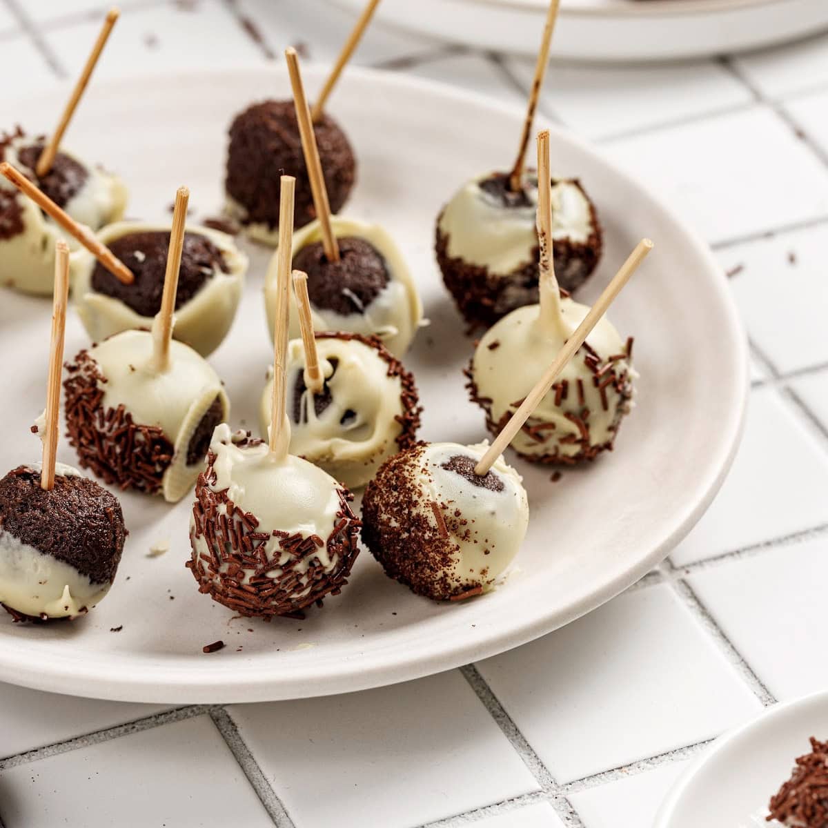 No-bake Oreo Cake Pops Featured Image copy