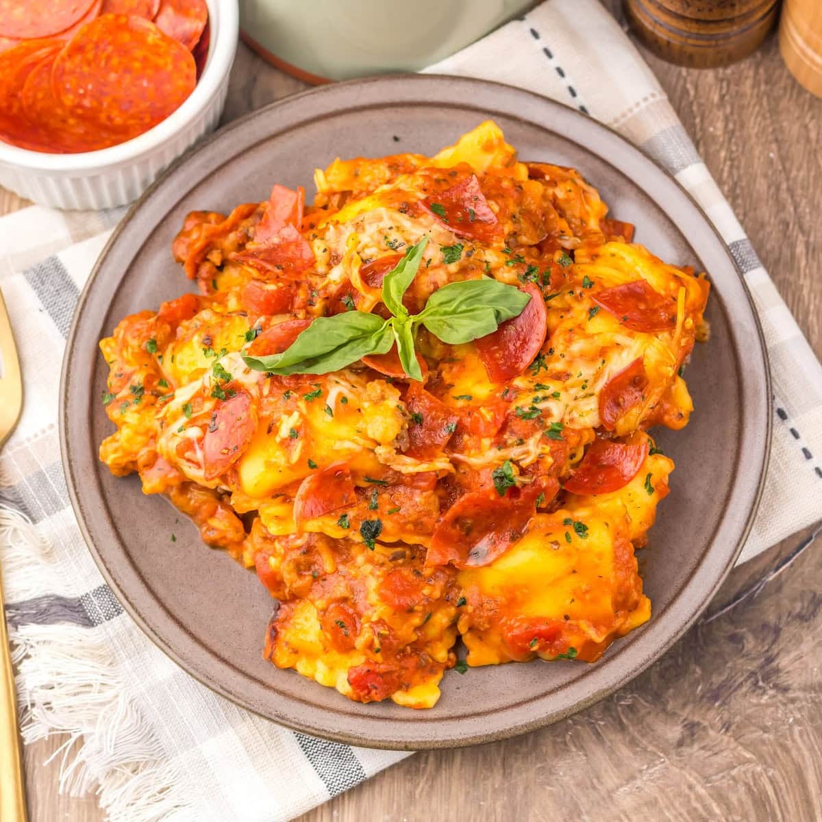 slow cooker pizza ravioli featured image